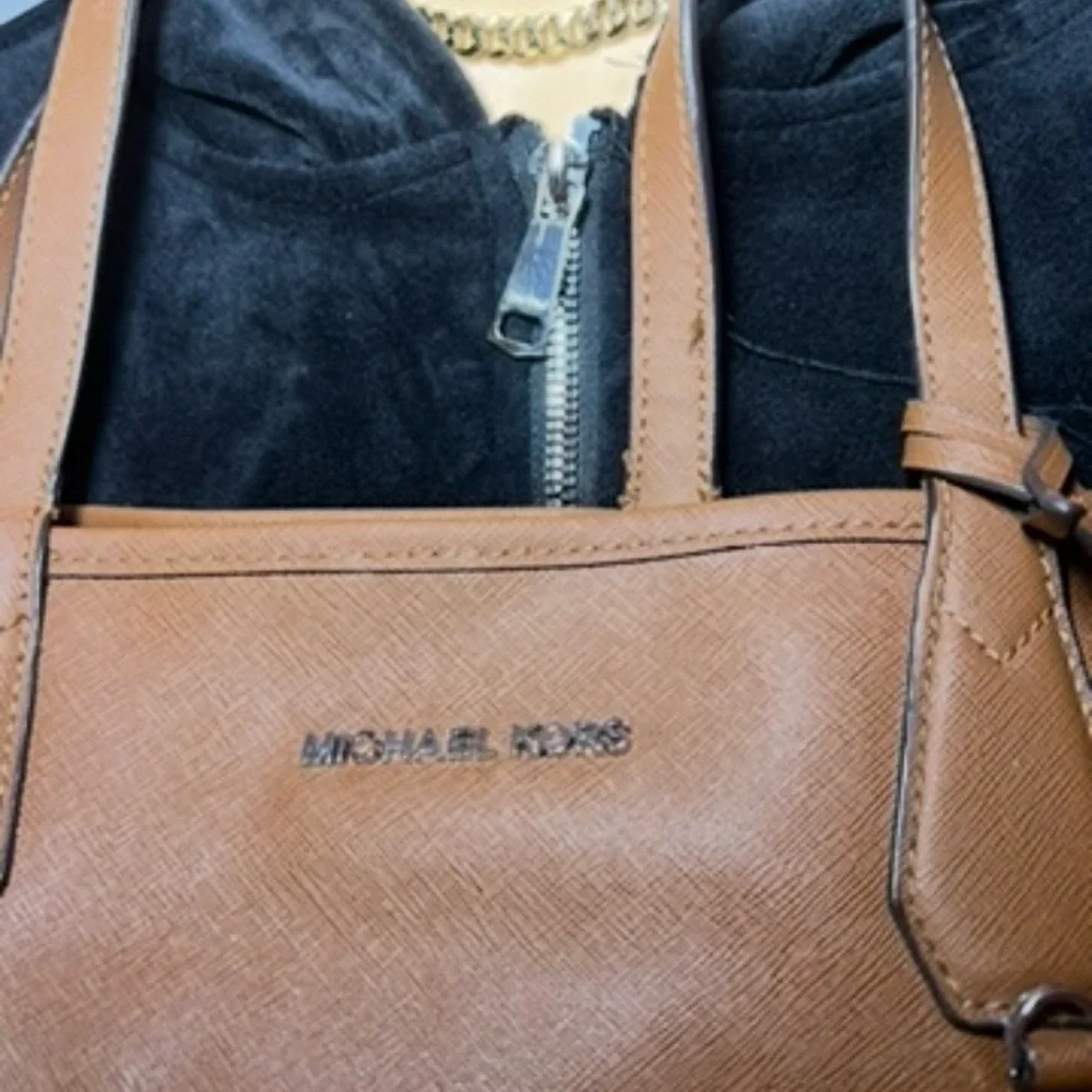 Michael Kors Tan Tote Bag with Pouch🤎🤎🤎🤎